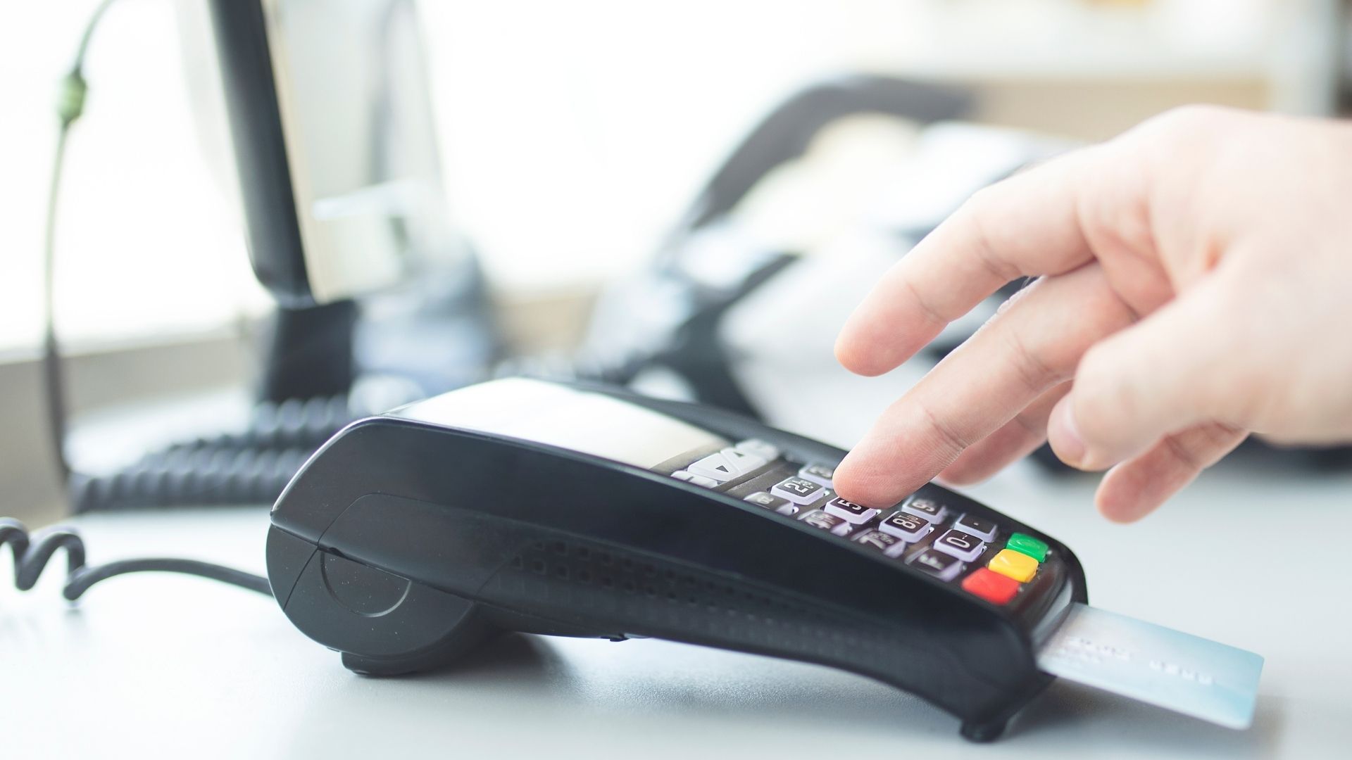 Diferenciação de preços para pagamento em dinheiro e em cartão, pode?
